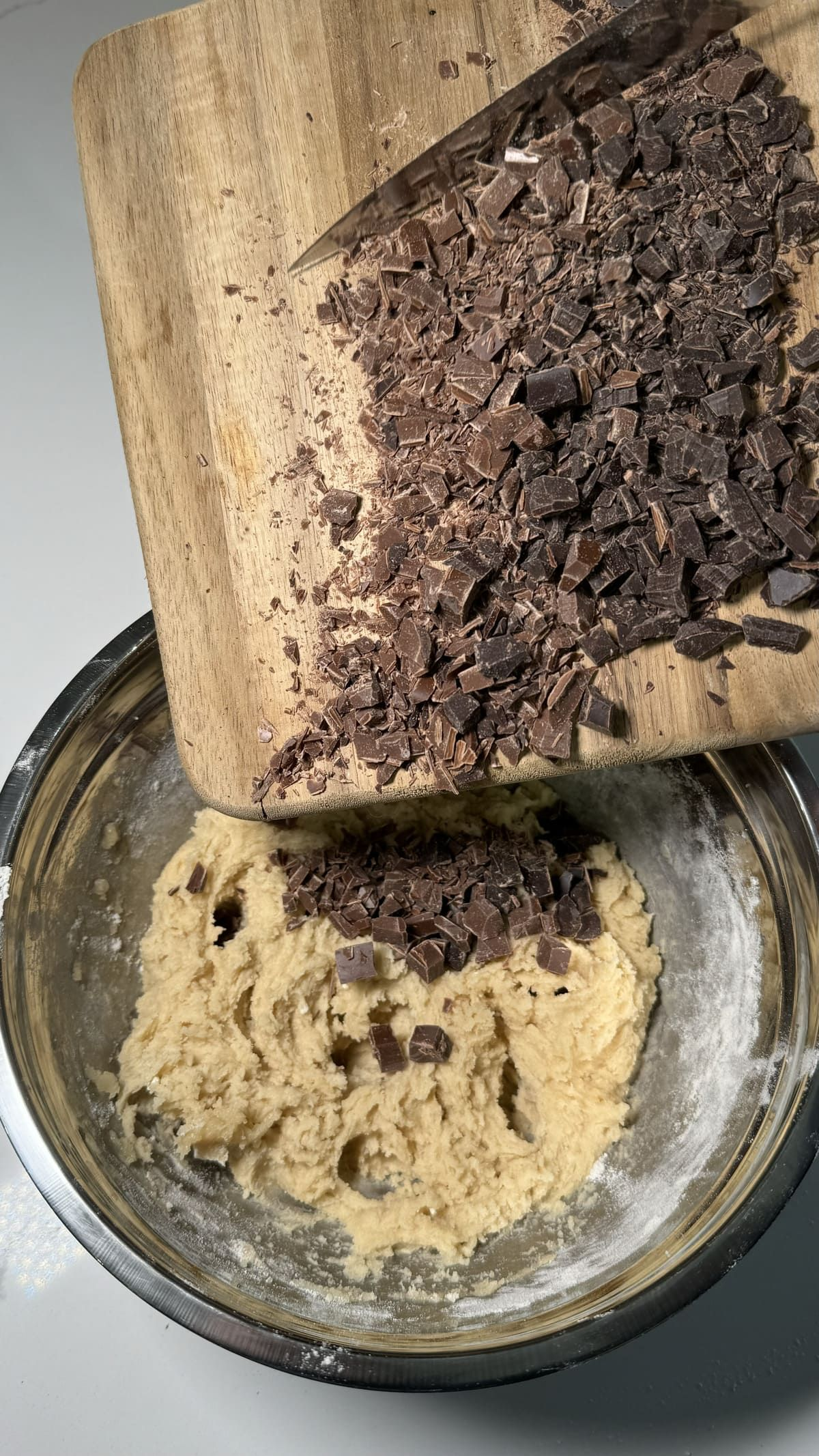 Chokolade der blandes i dejen